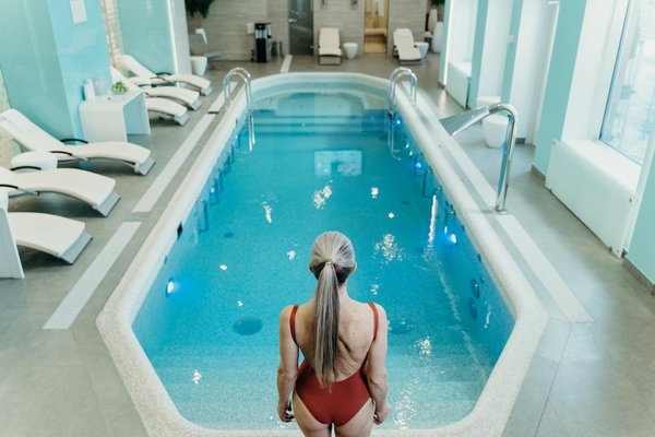 Abris de piscine : 5 solutions pour protéger votre espace aquatique